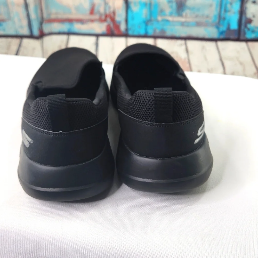 Skechers Go Max Clinched-Athletic Mesh Double Gore Slip‎ on Walking Shoe